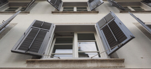 Offenes Fenster mit Fensterläden bei Kipplüftung / Dauerlüftung