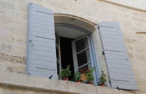 offenes Fenster bei stoßlüftung mit Blumen auf Fensterbank