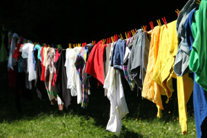 Wäsche auf der Wäscheleine welche im freien richtig lüften und trocknen kann 